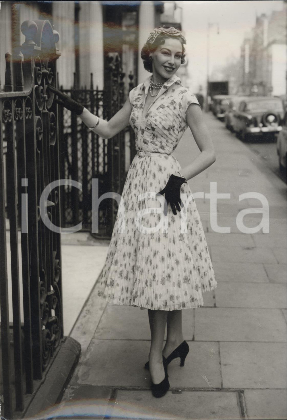 Fotografia d epoca originale 1955 CARMARTHEN Joyce HURFORD wearing spring flowered dress Photo Fashion 1