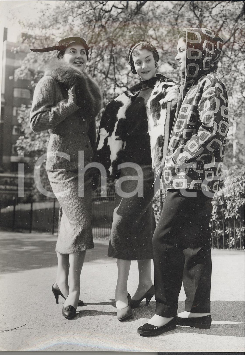 Fotografia d epoca originale 1955 LONDON FASHION Models Maria van AMSTEL Frederika van BERGEN Frieda SCHIJF 1