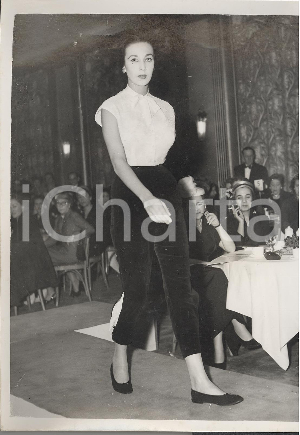 Fotografia d epoca originale 1954 LONDON Maria Teresa displays CASA FONTANA black velvet pants Photo Fashion 1