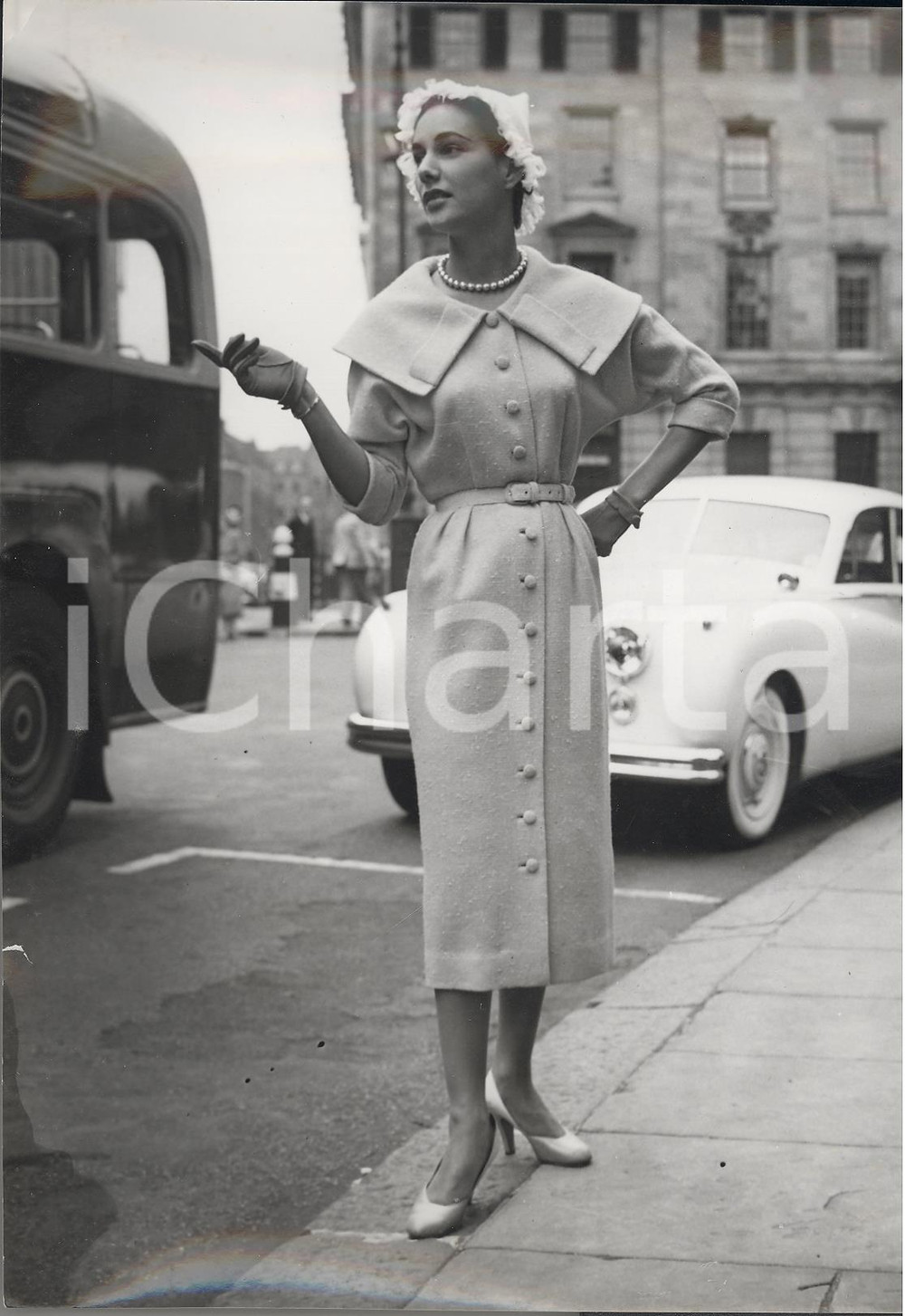 Fotografia d epoca originale 1954 LONDON Model Sonia wearing DORVILLE s acid yellow tweed suit Photo Fashion 1