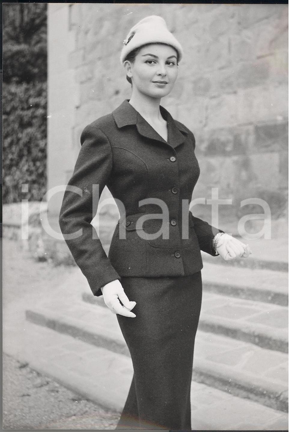 Fotografia d epoca originale 1955 ca MILANO Modella indossa tailleur di lana colorata di STYLBERT FOTO MODA 1