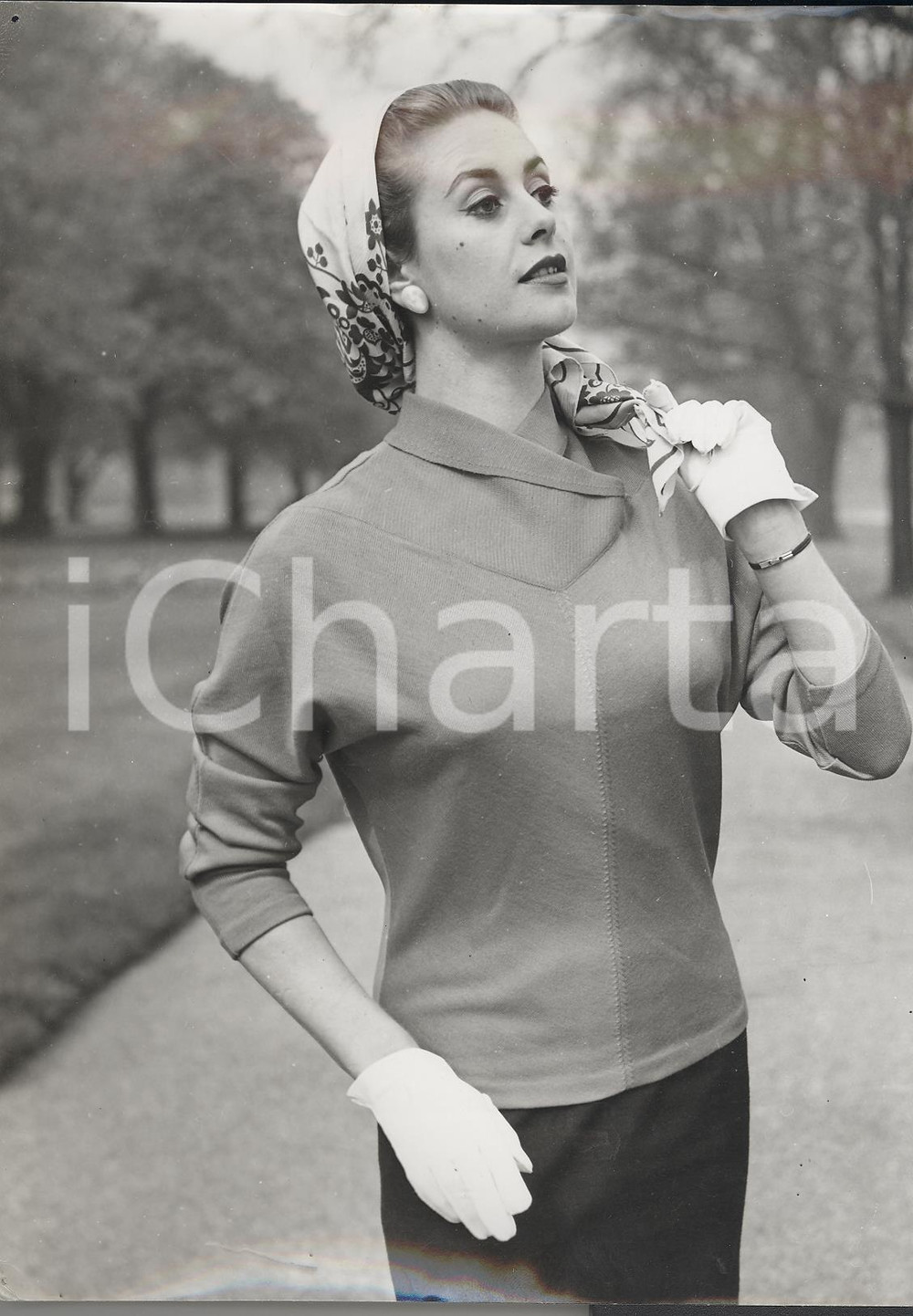 Fotografia d epoca originale 1957 LONDON Playfair knitwear collection  Model showing Italian sweater Photo 1