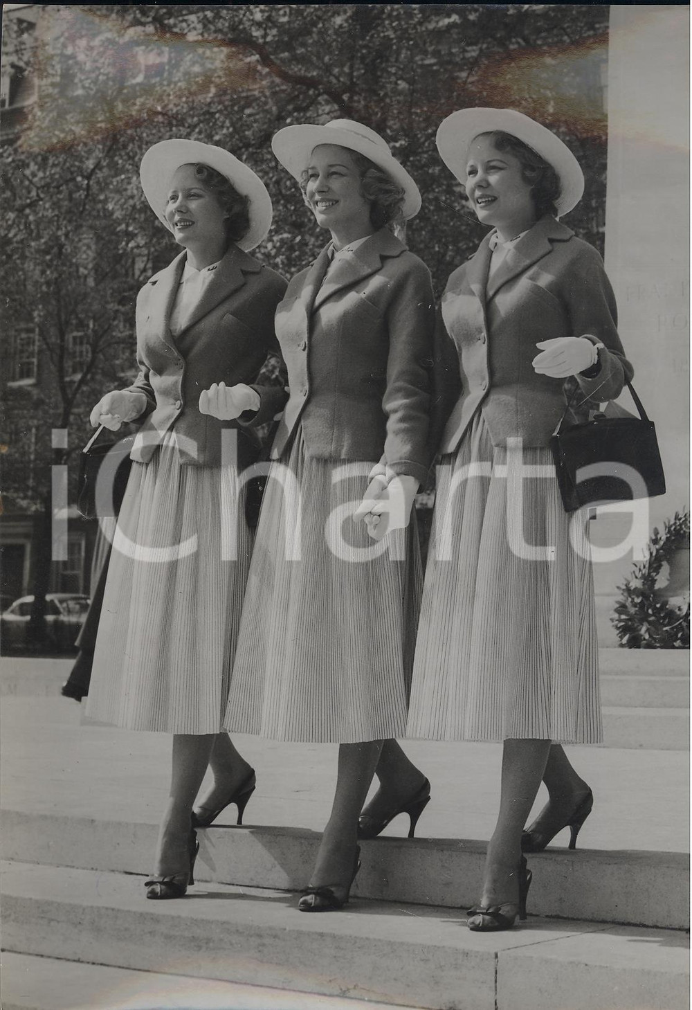 Fotografia d epoca originale 1957 LONDON The BEVERLEY SISTER Babs Joy Teddie leaving American Embassy Photo 1