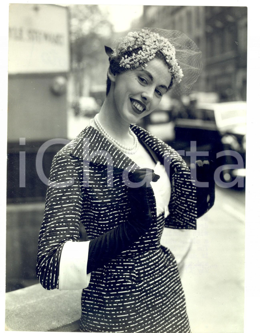 Fotografia d epoca originale 1955 ASCOT Angela DELANGHE wearing black and white corded dress Photo Fashion 1