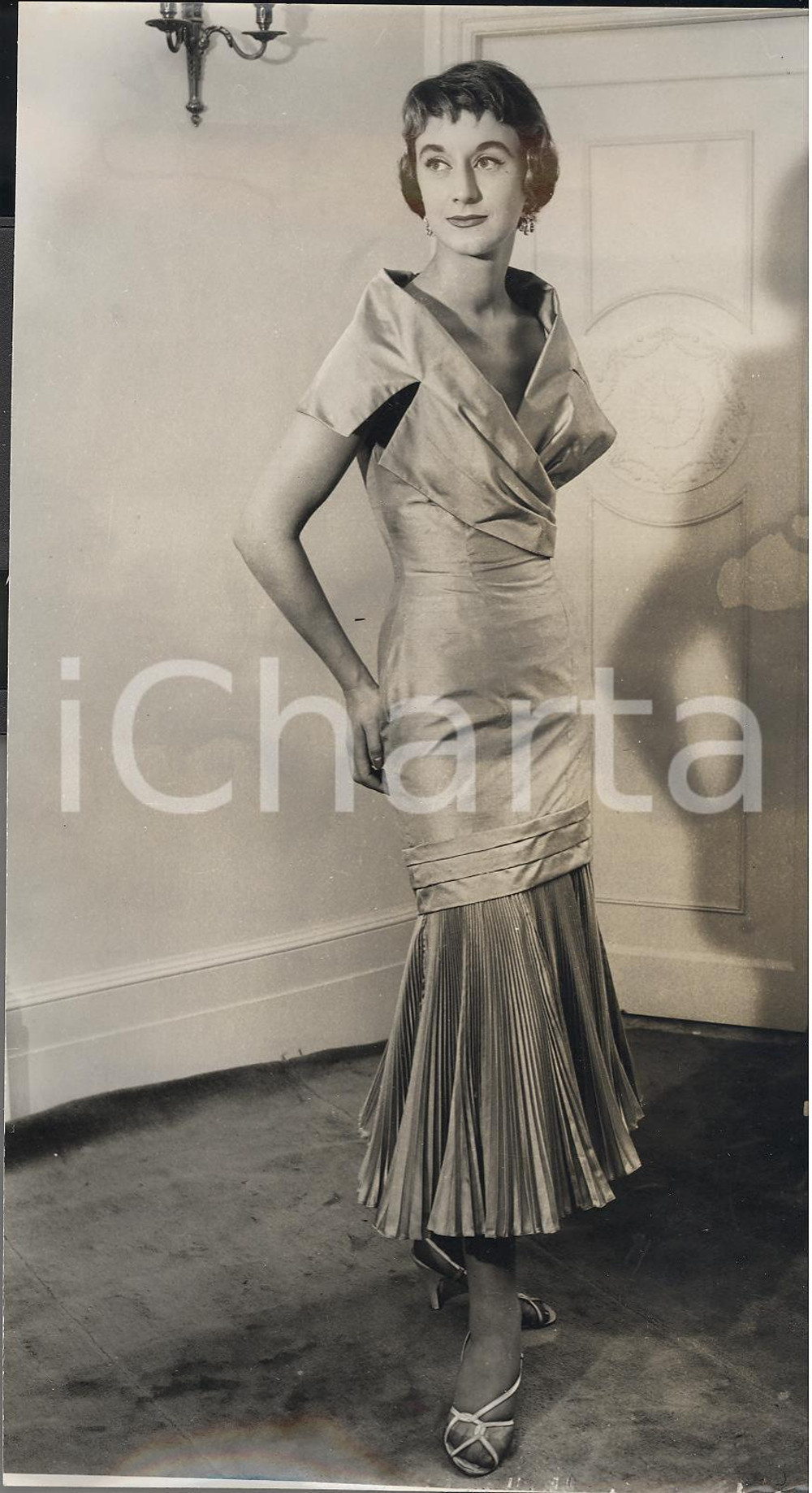 Fotografia d epoca originale 1955 LONDON FASHION DESIGNERS Model wearing LACHASSE silk cocktail dress Photo 1
