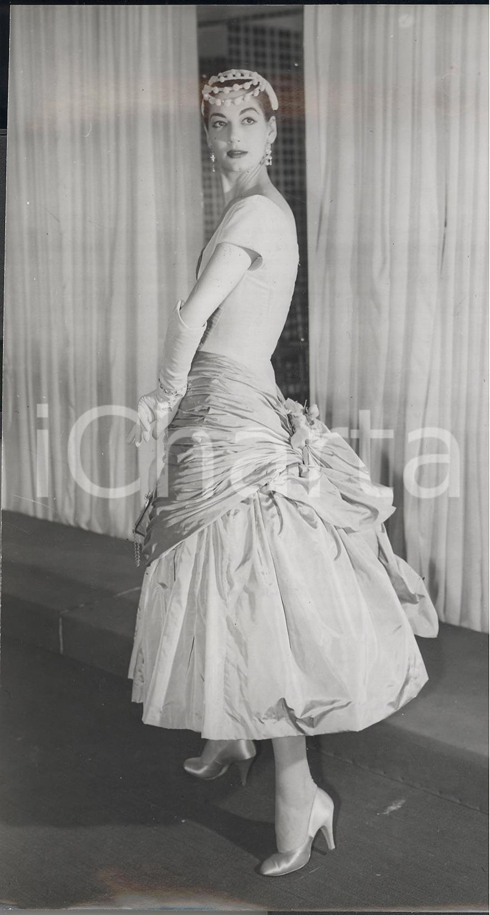 Fotografia d epoca originale 1955 LONDON FASHION DESIGNERS Model wearing LACHASSE Nostalgie dress Photo 1