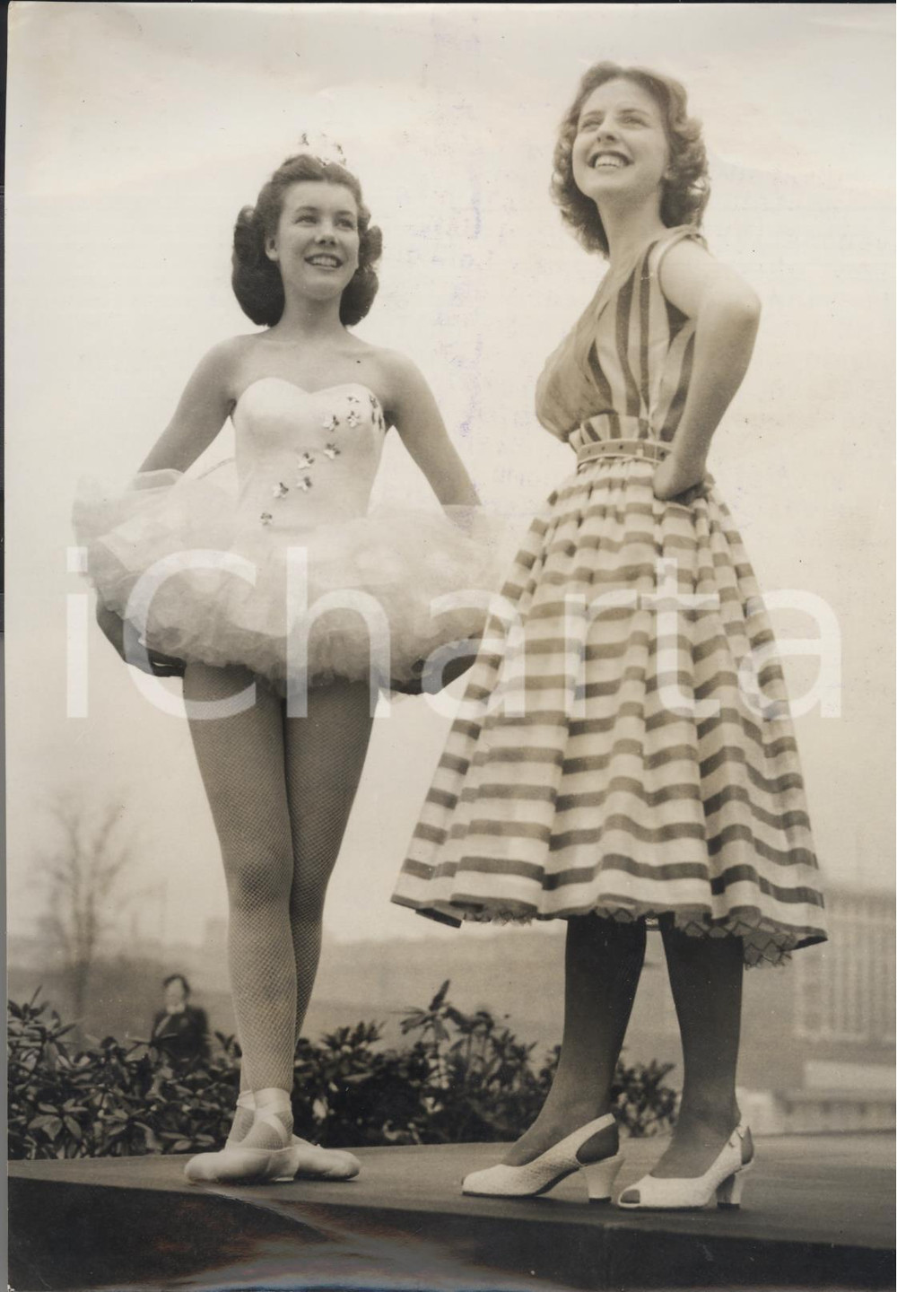 Fotografia d epoca originale 1954 LONDON Royal Festival Hall Lilian GRASSON Anne CUMMING with party dresses 1