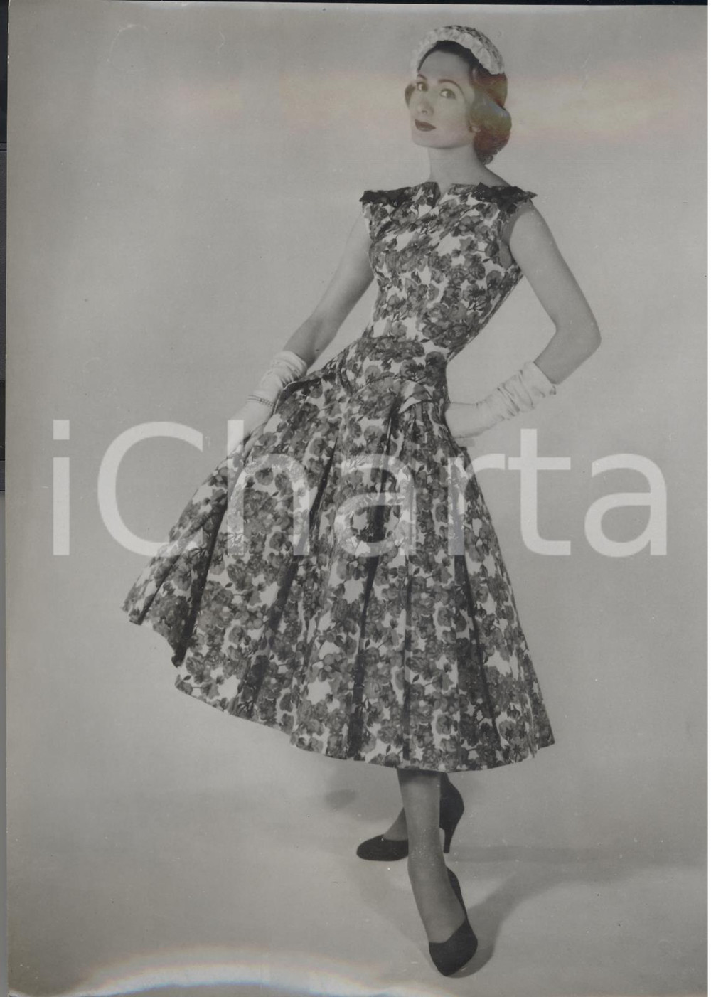 Fotografia d epoca originale 1955 LONDON Model wearing John CAVANAGH s dress full of geraniums Photo Fashion 1