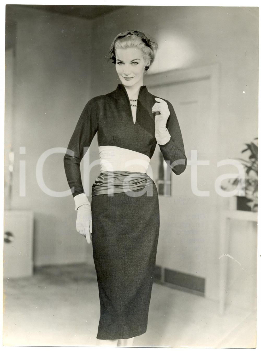 Fotografia d epoca originale 1954 NEW YORK Model wearing PATULLOJO COPELAND s cocktail cummerbund Photo 1