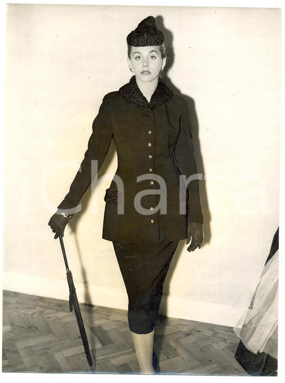 Fotografia d epoca originale 1955 LONDON Joy VERGETTE wearing coat trimmed with Persian lamb Photo Fashion 1