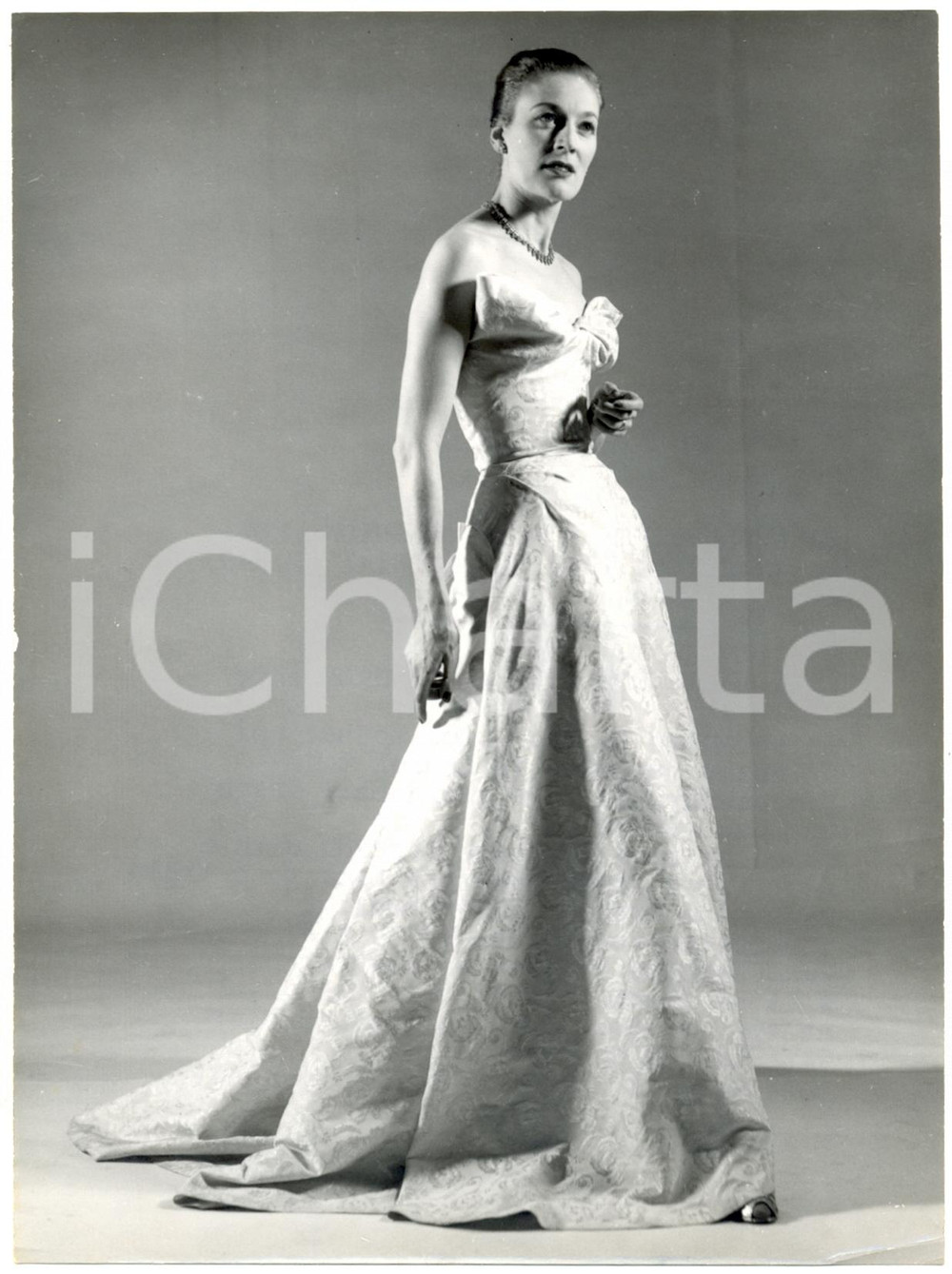 Fotografia d epoca originale 1954 LONDON ROYAL FASHION SHOW John CAVANAGH S blu brocade ball dress Photo 1