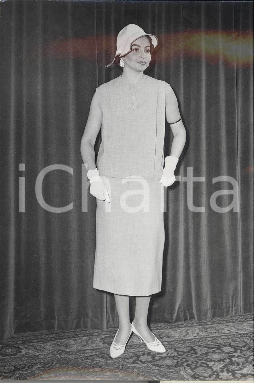 Fotografia d epoca originale 1955 MODA TORINO Modella sfila con abito giallo limone linea SABRINA Foto 1