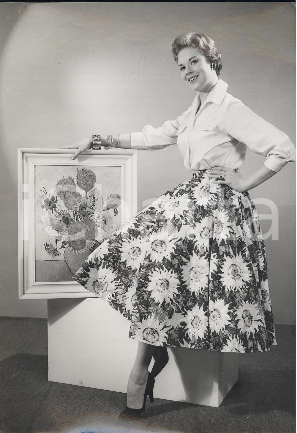 Fotografia d epoca originale 1957 LONDON Sunflower skirt by SAVILLE inspired by Vincent van GOGH Photo 1