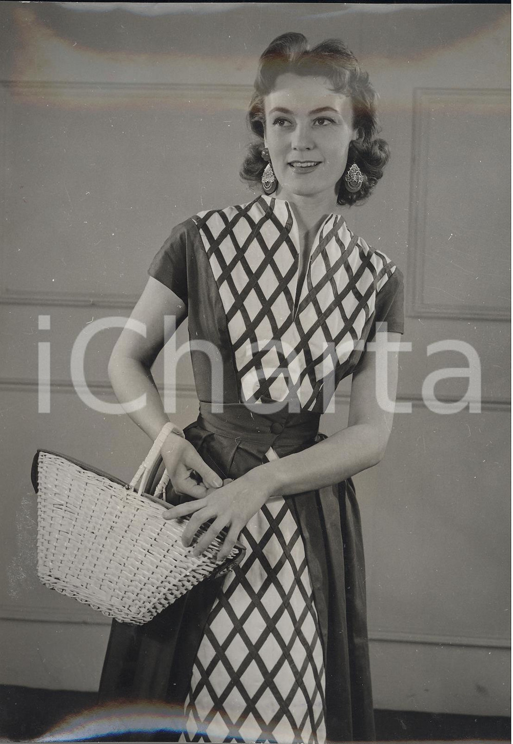 Fotografia d epoca originale 1955 ITALIAN FASHION IN SURREY Model wearing romper style dress Photo 15x20 1