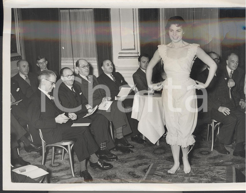 Fotografia d epoca originale 1954 LONDON Men plenty looking on Maureen O NEIL in slumberwear Photo Fashion 1