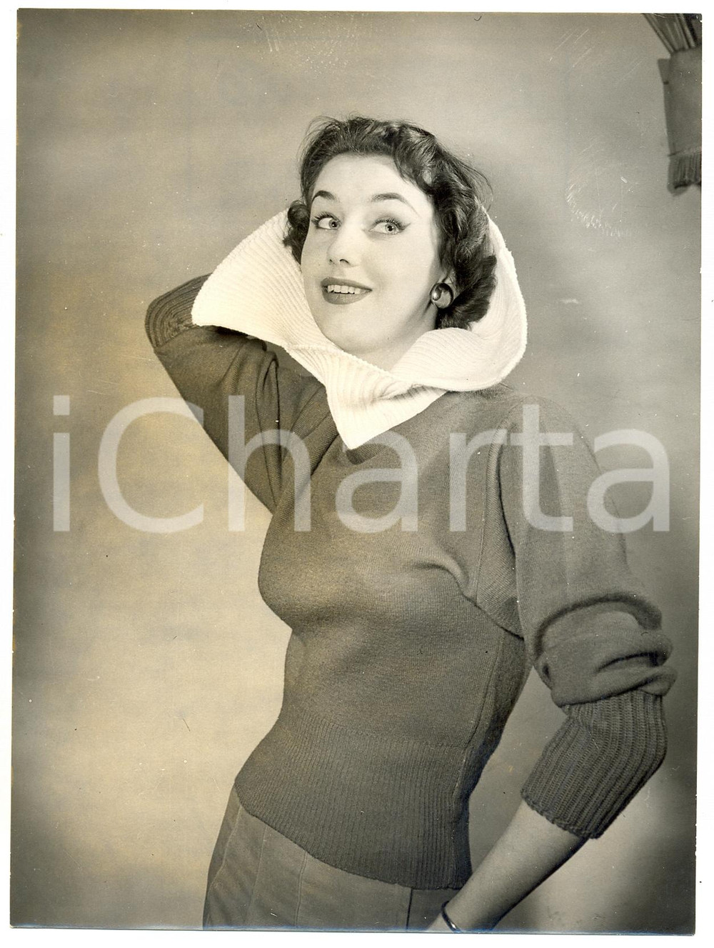 Fotografia d epoca originale 1955 LONDON FASHION SHOW Model wearing DORVILLE s wool white collar Photo 1