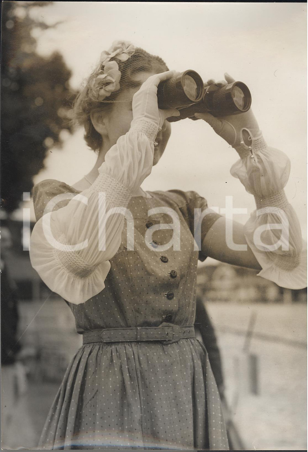 Fotografia d epoca originale 1954 LONDON Elizabeth PHILLIP watching with binoculars Henley Royal Regatta 1