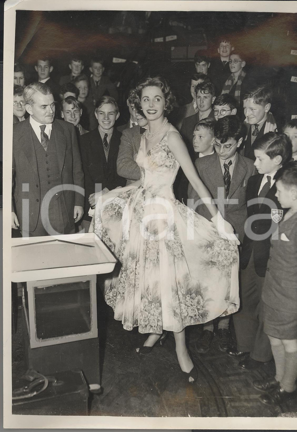 Fotografia d epoca originale 1954 LONDON Science Lecture Joy VERGETTE s outfit distracting children Photo 1
