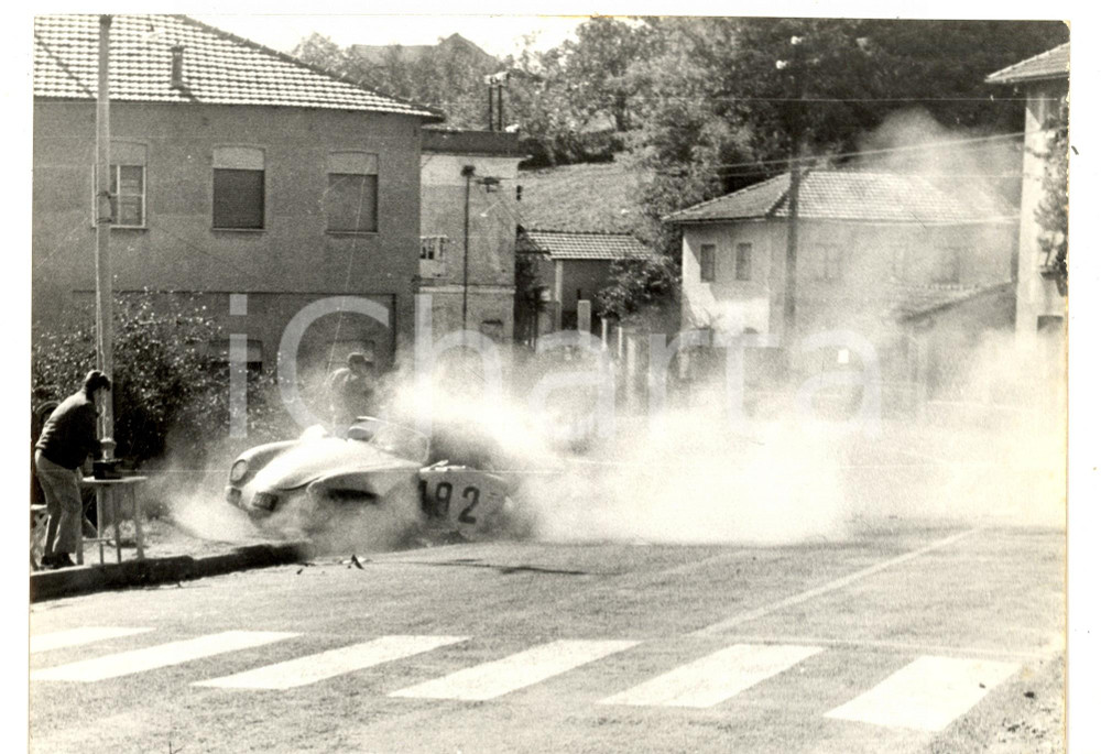 Fotografia d epoca originale 1955 ca ITALIA AUTOMOBILISMO Un incidente in gara Foto reportage 24x18 cm 1