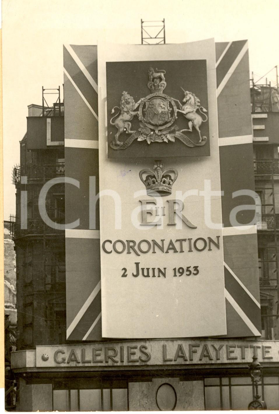 Fotografia d epoca originale 1953 PARIS GALERIES LAFAYETTE Panneau pour couronnement Elisabeth II Photo 1