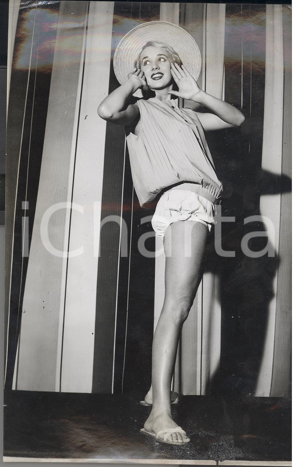 Fotografia d epoca originale 1957 LONDON Jean CLARKE wearing orange and pink sailor suit Photo Fashion 1