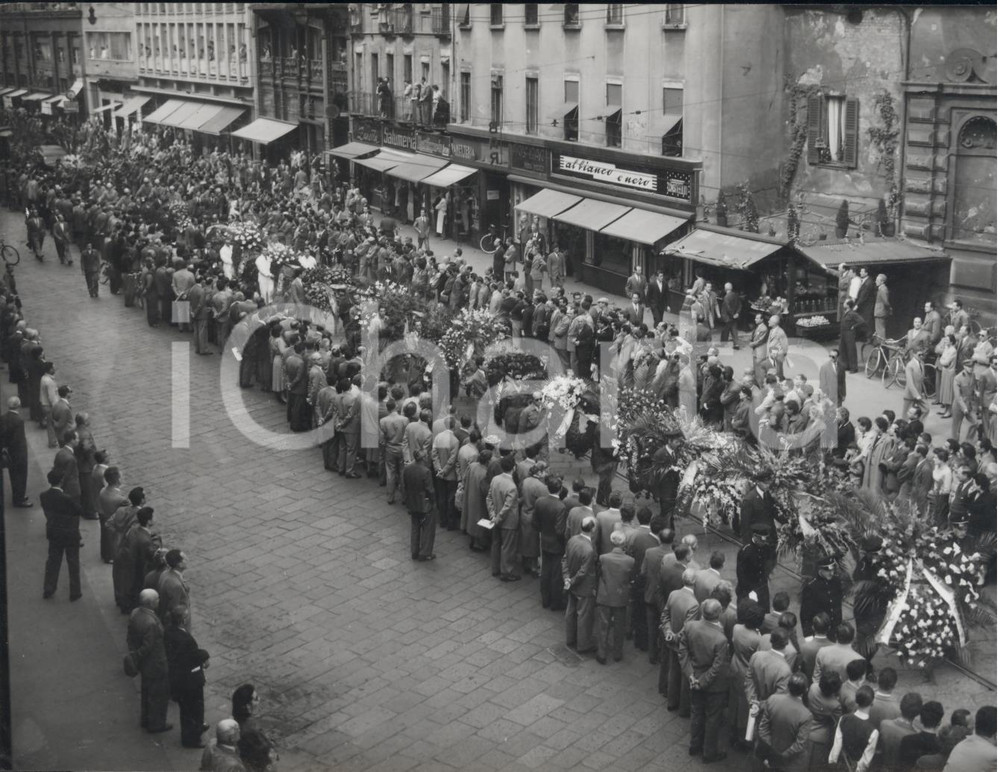 Fotografia d epoca originale 1955 MILANO AUTOMOBILISMO Funerali Alberto ASCARI Corteo in via degli Omenoni 1