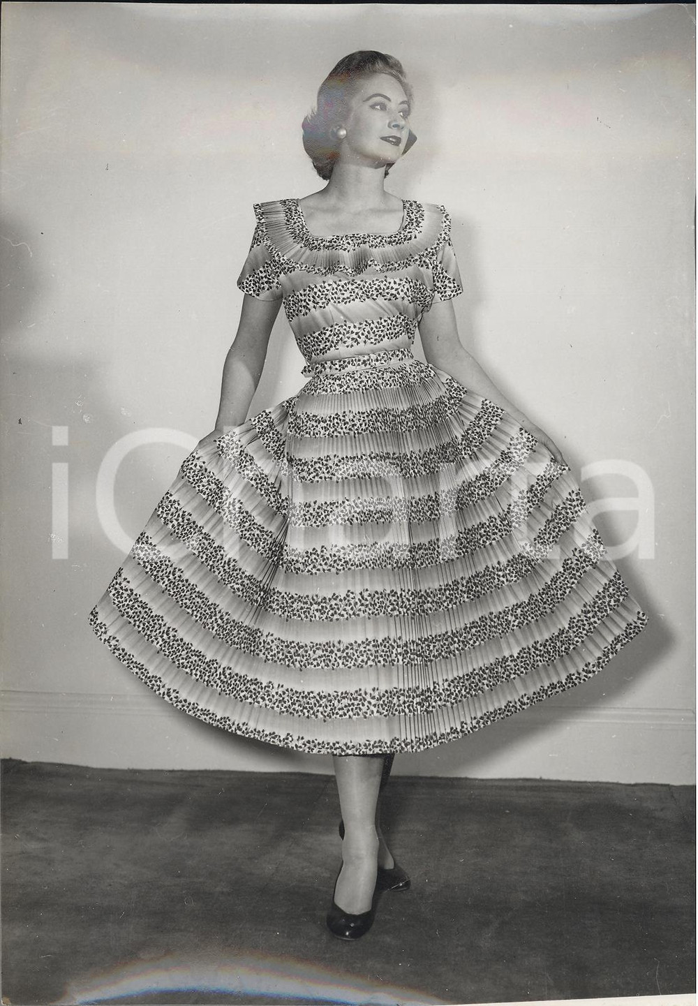 Fotografia d epoca originale 1955 LONDON Model wearing summer dress with pleated skirt Photo Fashion 15x20 1