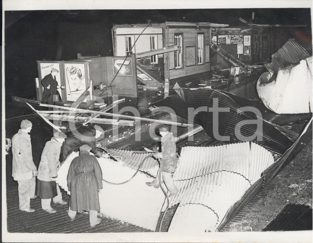 Fotografia d epoca originale 1954 LONDON Gunnersbury Station damaged by a thunderstorm Photo 20x15 1