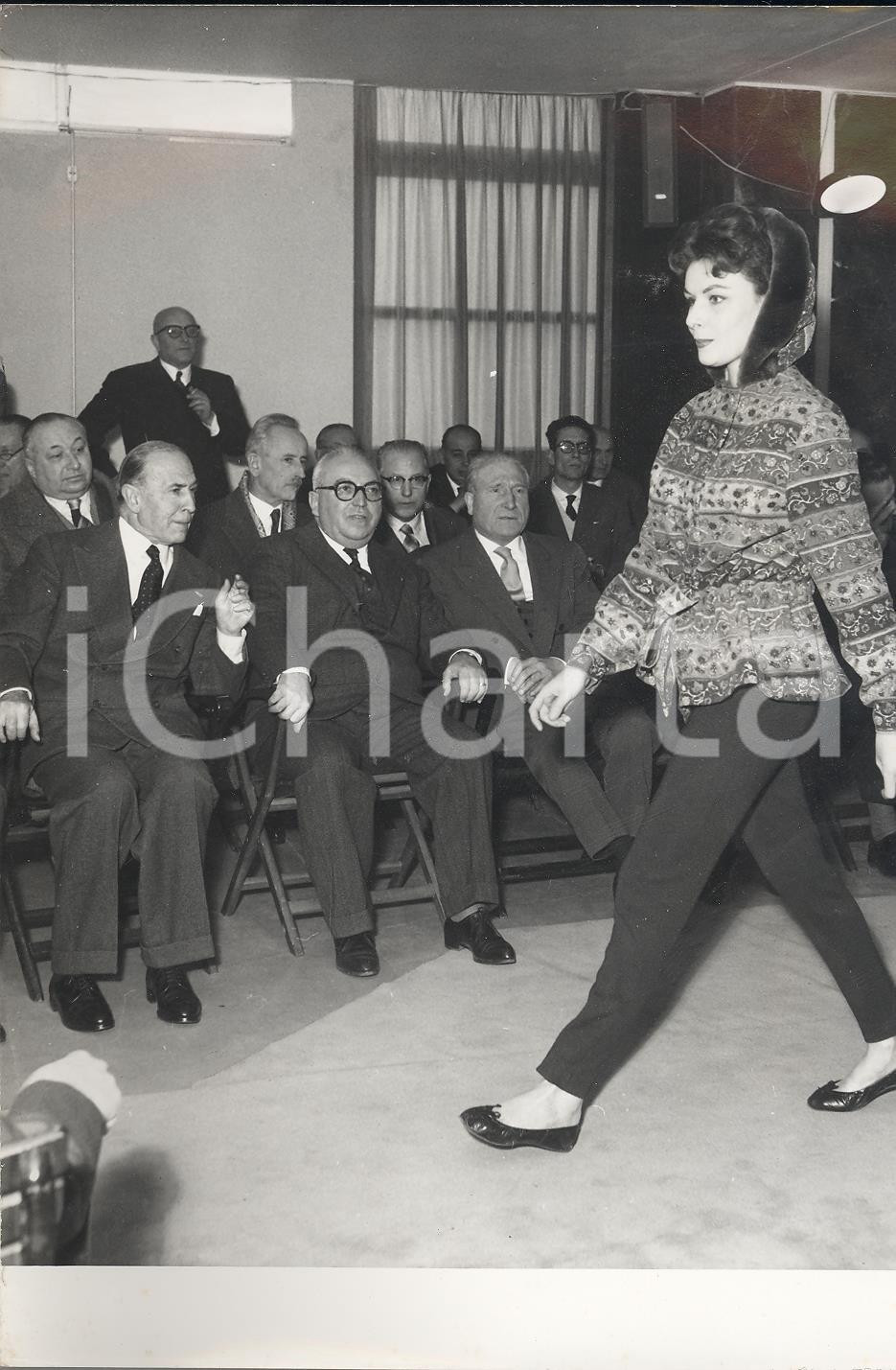 Fotografia d epoca originale 1958 MILANO Antonio GAVA assiste alla sfilata di moda al MITAM Foto MODA 1