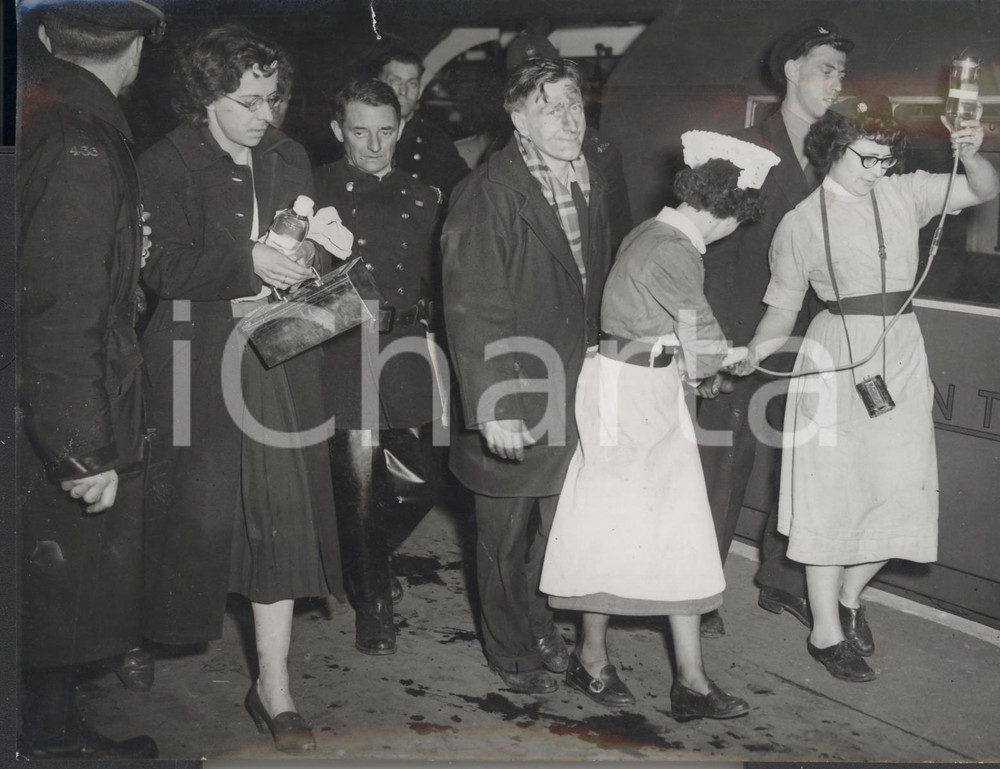 Fotografia d epoca originale 1953 LONDON STRATFORD Nurses bring blood plasma for train crash victim Photo 1