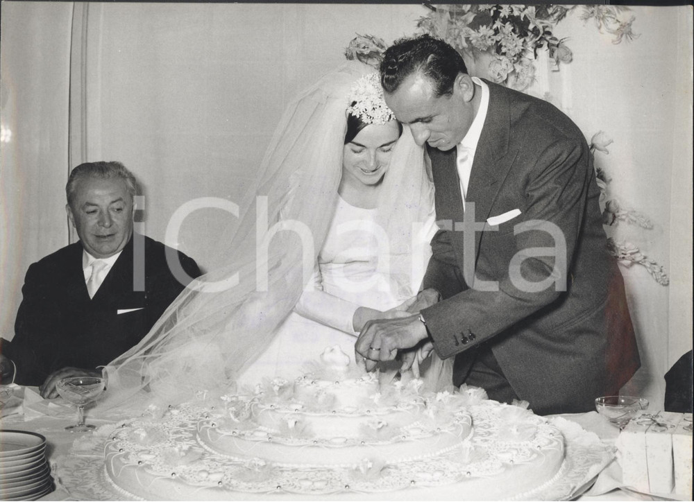 Fotografia d epoca originale 1959 MADONNINA DEL GHISALLO Ercole BALDINI Wanda BECCARI tagliano torta nuziale 1