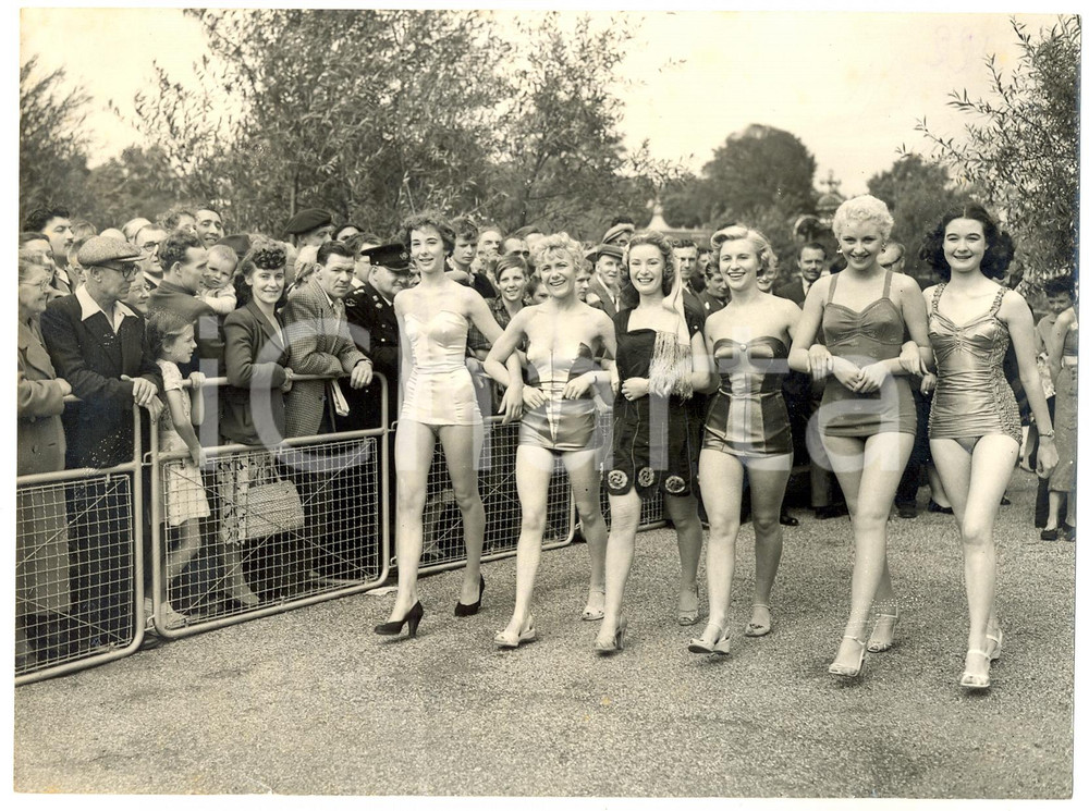 Fotografia d epoca originale 1953 LONDON Battersea Park Festival Gardens  Models on parade with swimsuits 1