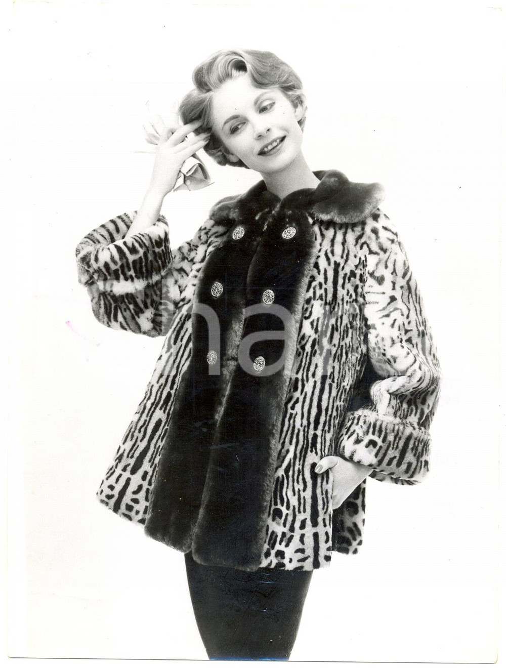 Fotografia d epoca originale 1958 LONDON Model wearing autumn Tescan Ocelot Lamb fur Photo Fashion 15x20 1