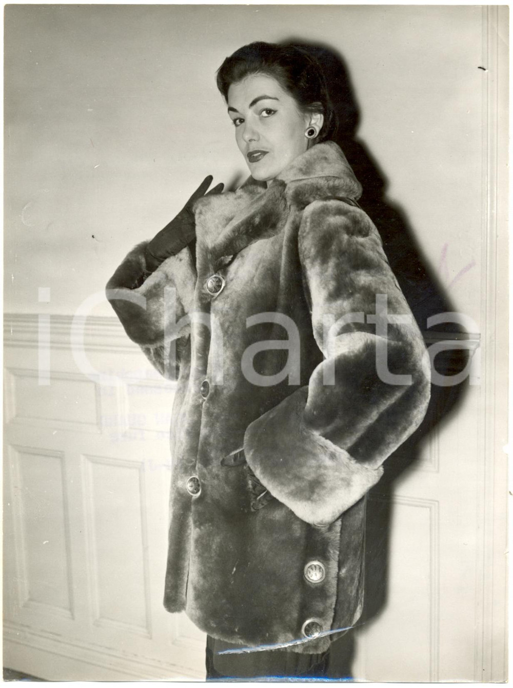 Fotografia d epoca originale 1956 LONDON Joan GUARD wearing mount lamb jacket by GOODKINDTICO furs Photo 1