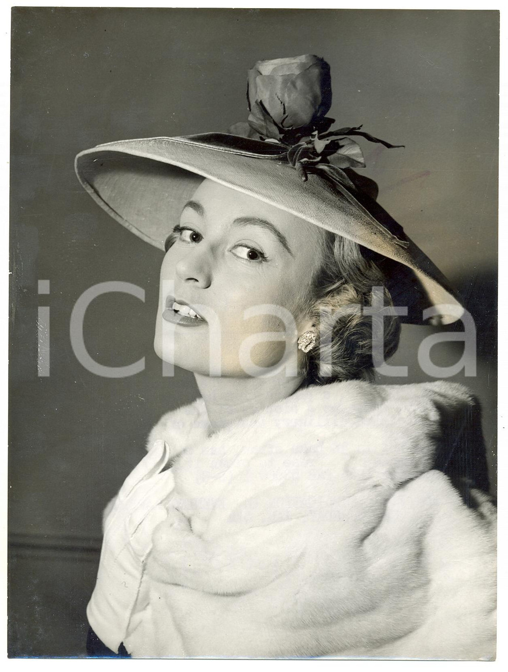 Fotografia d epoca originale 1956 LONDON Associeted Millinery Designers Model wears GOLD CUP pagoda brim hat 1