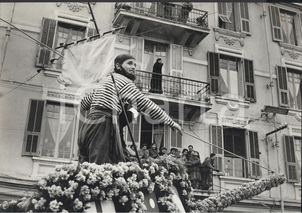 Fotografia d epoca originale 1956 SANREMO Corso dei Fiori  Carro allegorico sfila per la cittÃ  Foto 24x18 1
