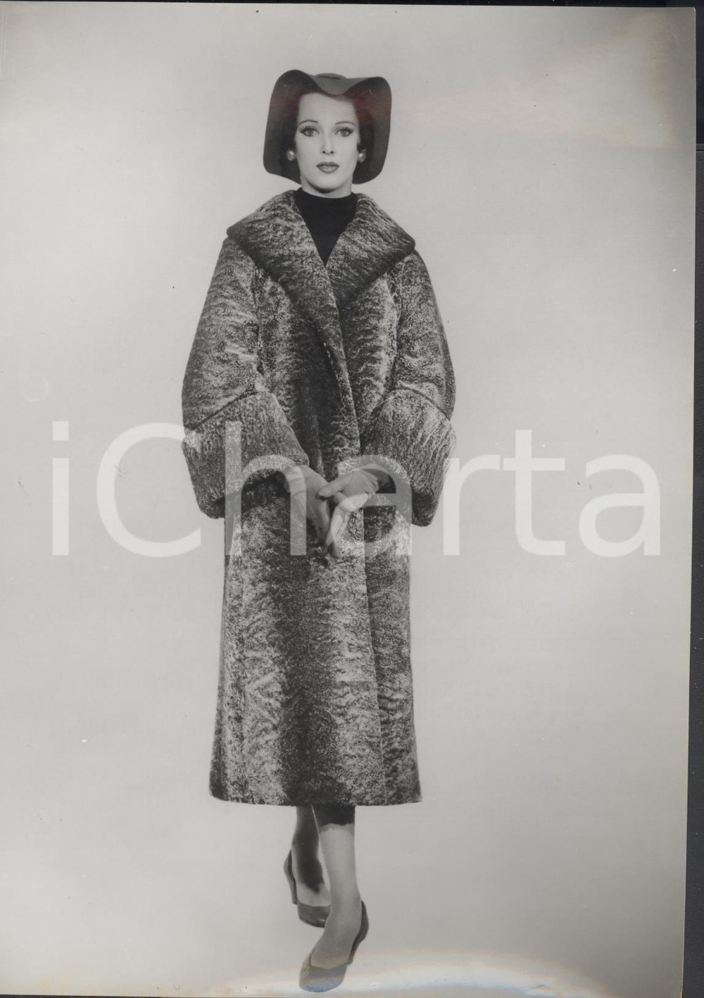 Fotografia d epoca originale 1954 LONDON Model wearing Moscovite Tescan Embros Lamb fur Photo Fashion 15x20 1