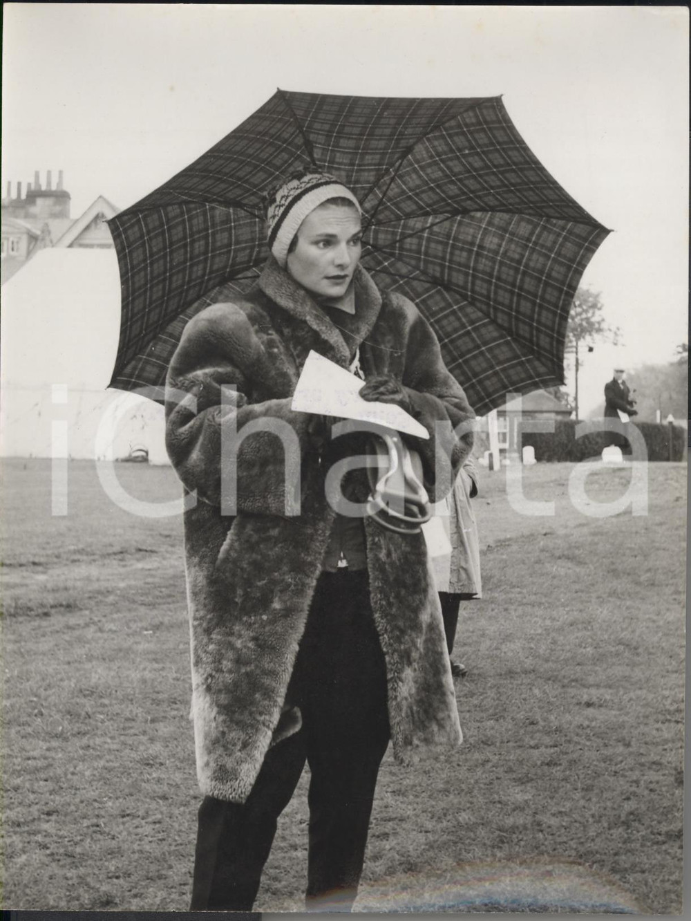 Fotografia d epoca originale 1954 MUIRFIELD Golf Competition J.GOGGIN looks her husband under tartan umbrella 1