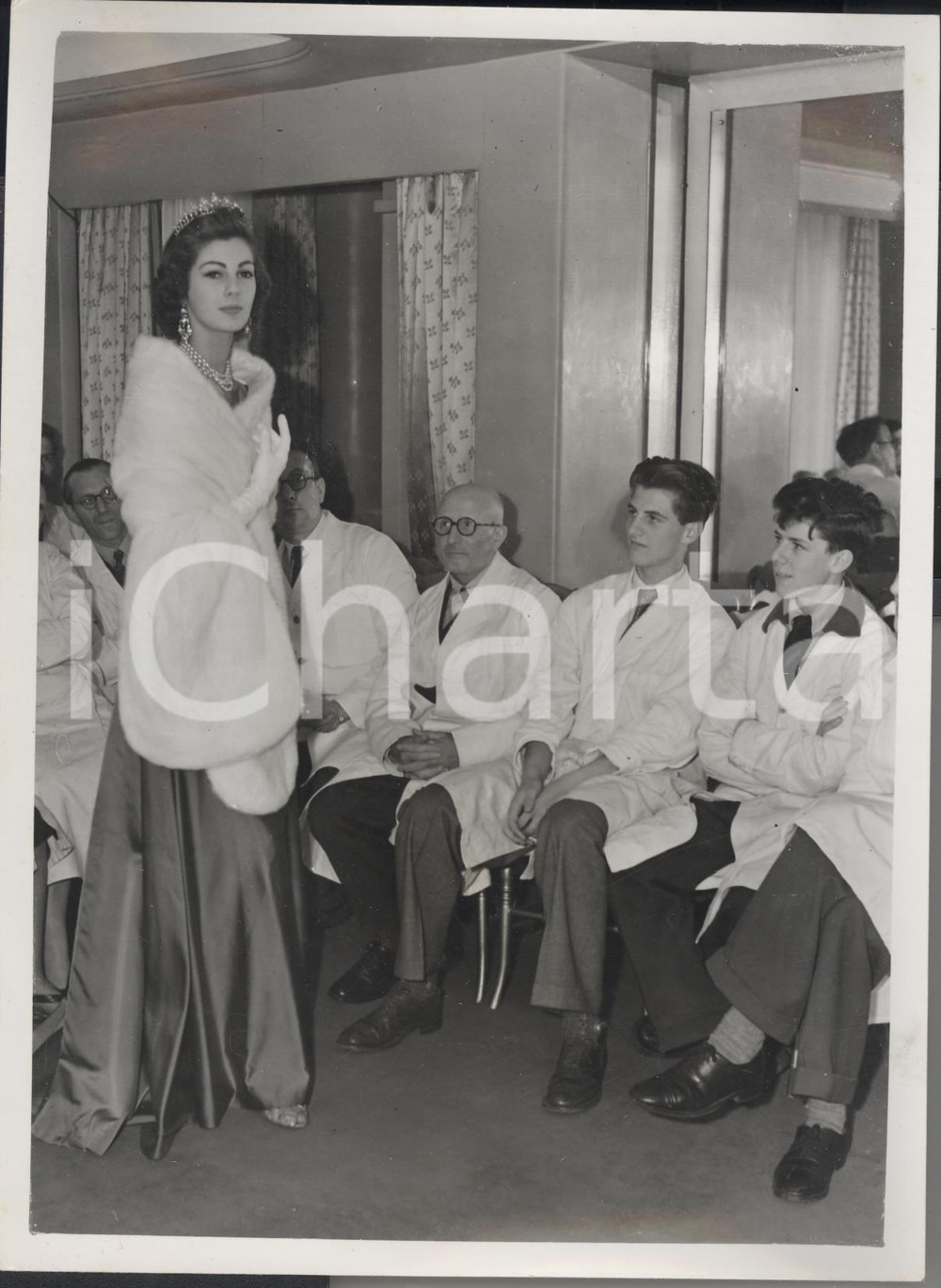 Fotografia d epoca originale 1953 LONDON FASHION WEEK Fiona CAMPBELLWALTER showing Gloriana white mink fur 1