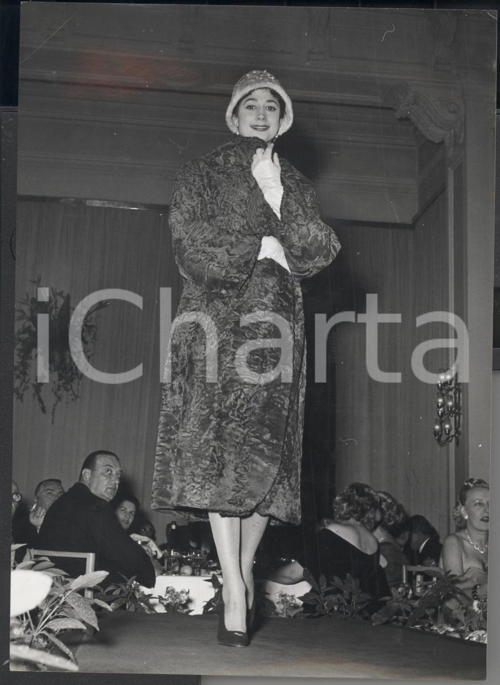 Fotografia d epoca originale 1956 ST. VINCENT Modella sfila con pelliccia di agnellino RIVELLA Foto MODA 1