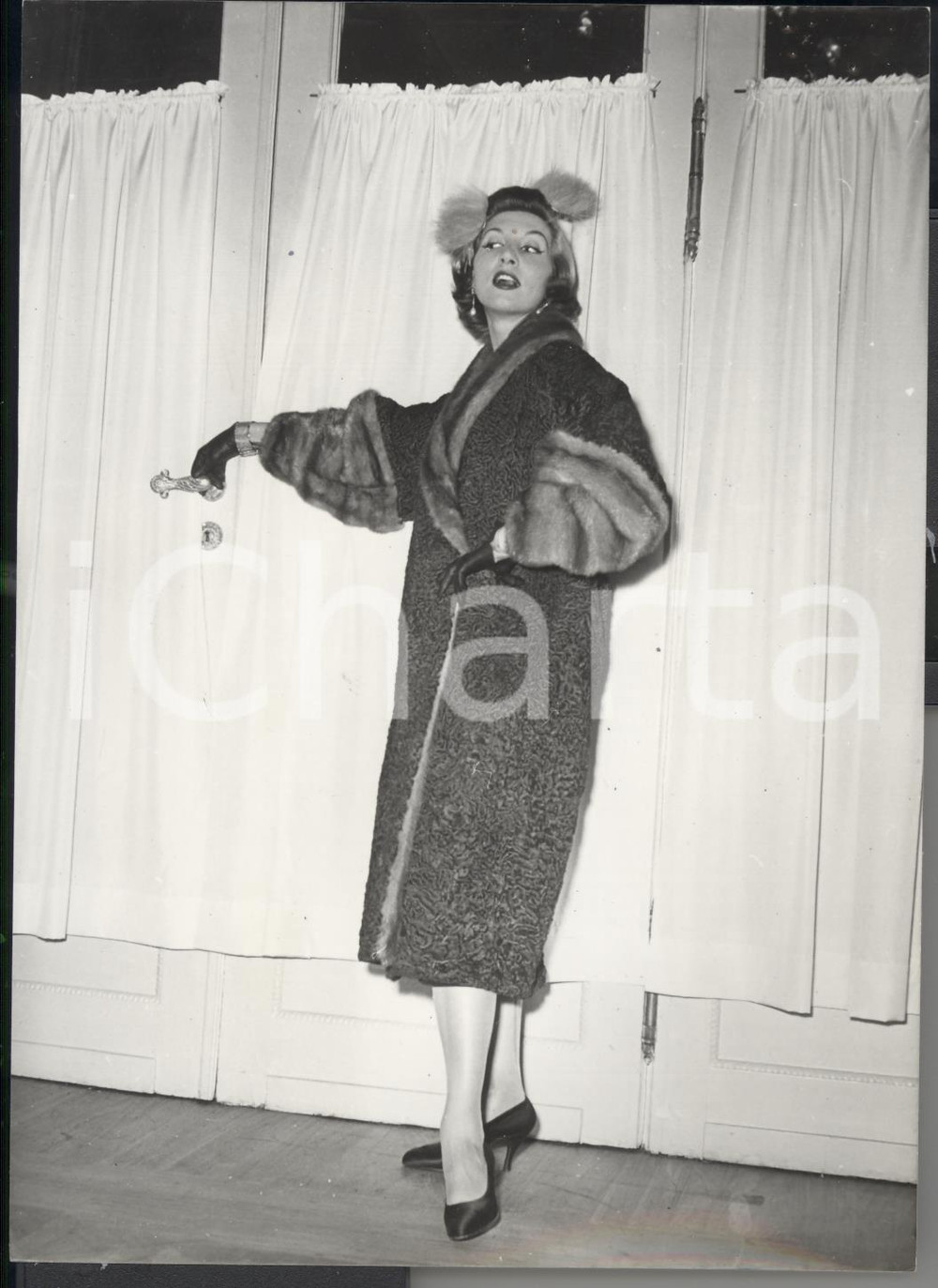 Fotografia d epoca originale 1954 ROMA Hotel Excelsior  Modella sfila con pelliccia di agnellino Foto MODA 1