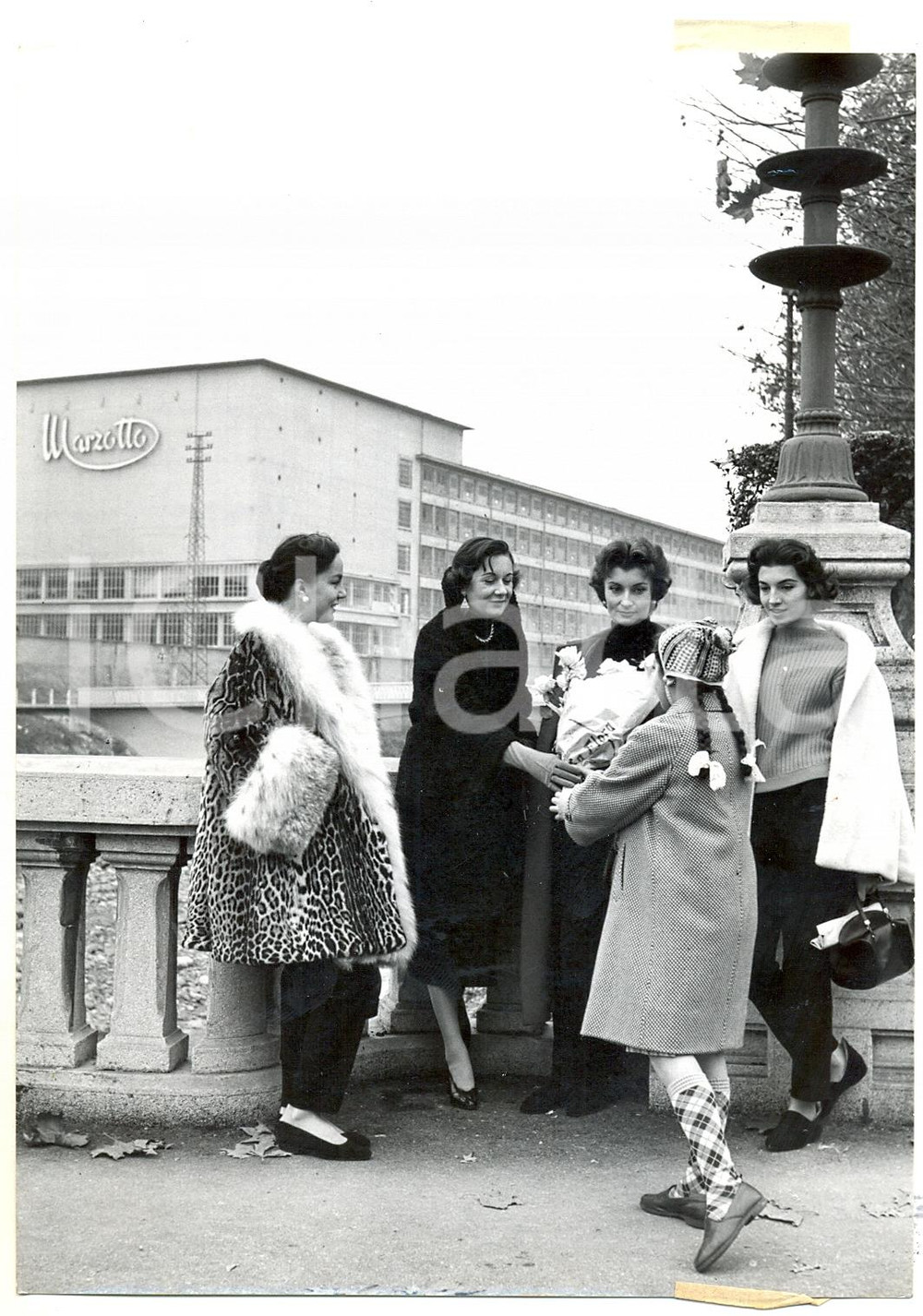 Fotografia d epoca originale 1953 VALDAGNO  Congresso Indossatrici  Marcella RINALDI riceve mazzo di fiori 1