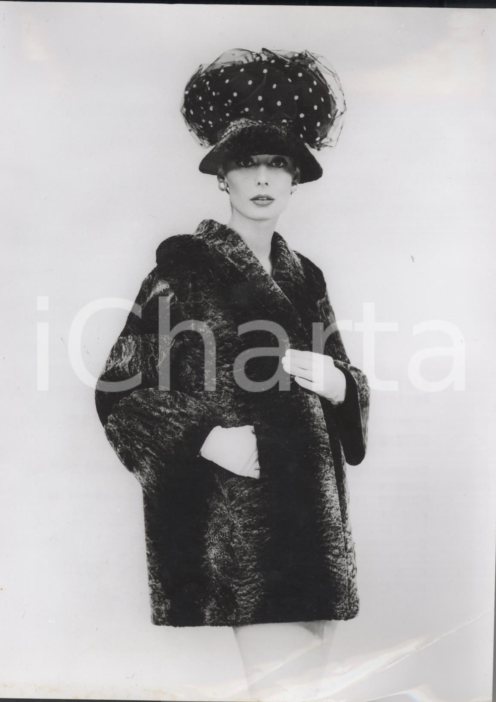 Fotografia d epoca originale 1960 LONDON Model wears Waterfall Moscovite Embros Lamb fur Photo Fashion 1