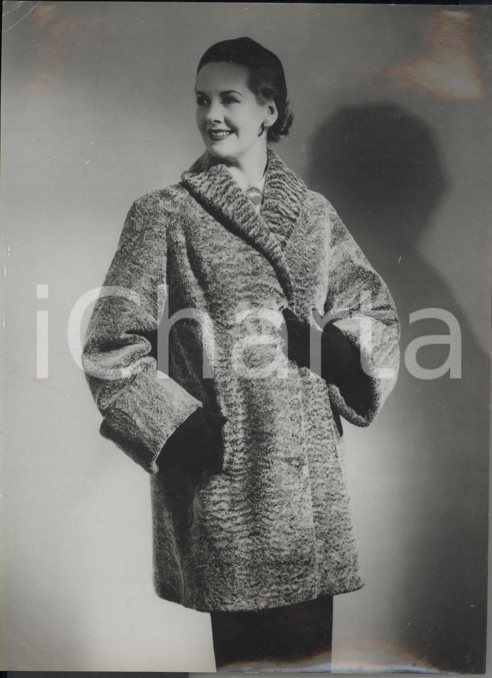 Fotografia d epoca originale 1956 LONDON Model wearing a cosy Krimmer Embros Lamb fur Photo Fashion 15x20 1