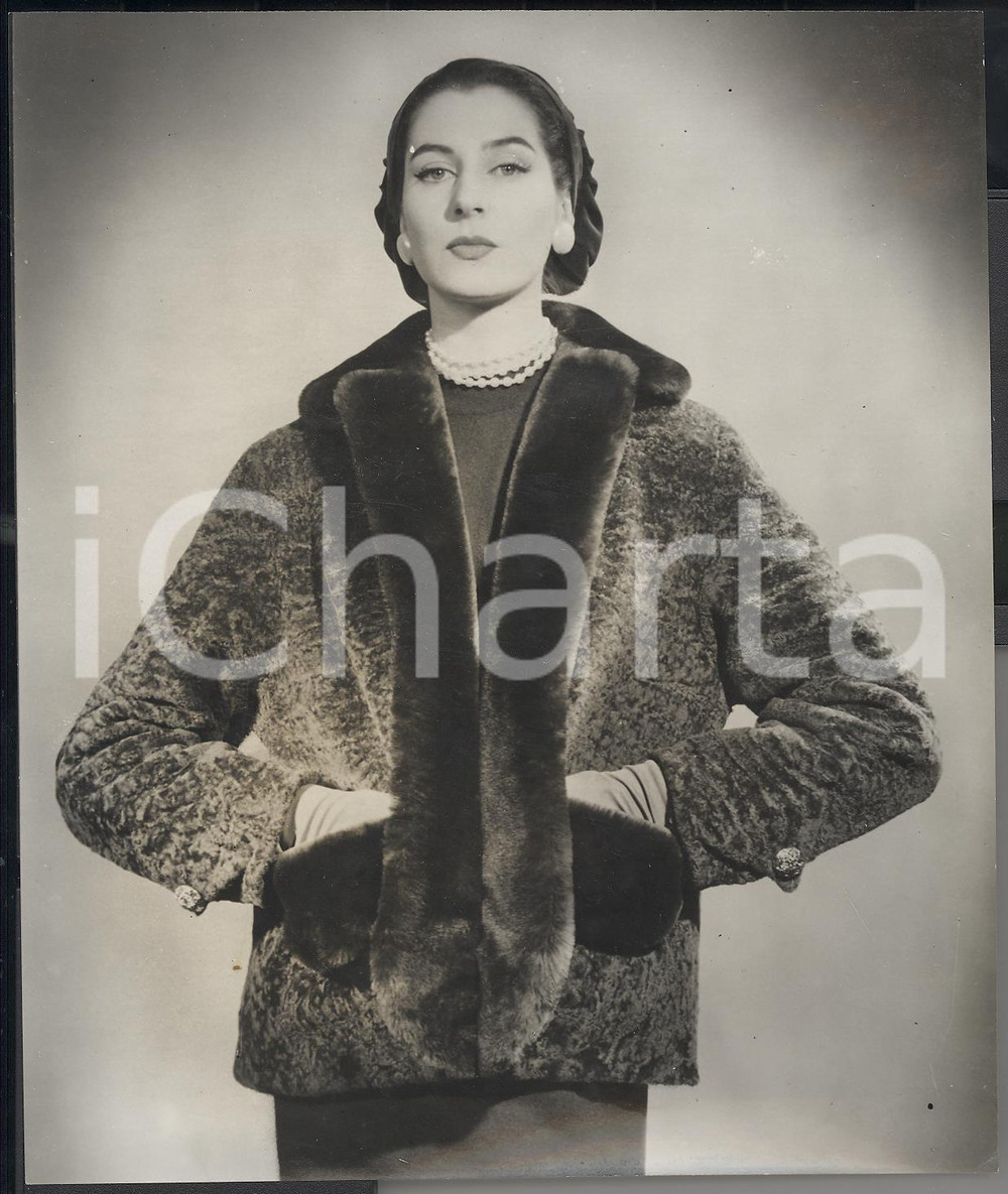 Fotografia d epoca originale 1955 LONDON Model wear a little jacket in Embros Lamb Photo fashion 15x20 1