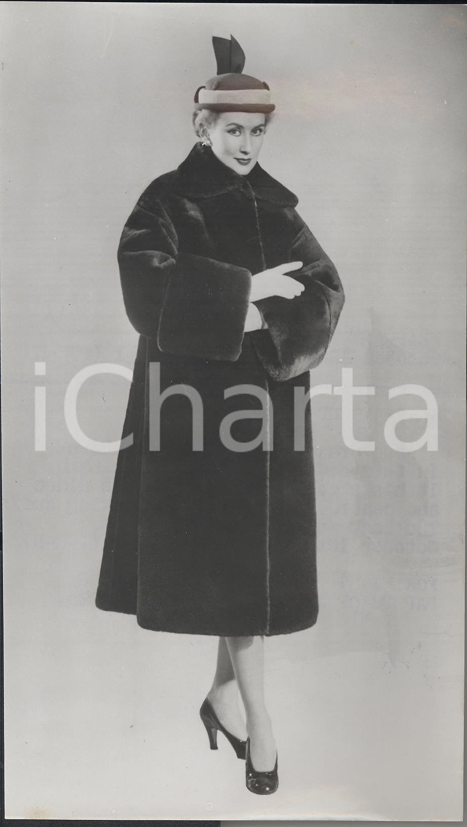 Fotografia d epoca originale 1954 LONDON Model wearing Tescan Beaver Lamb coat in wraparound style Photo 1