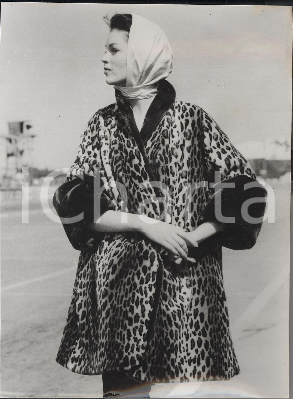 Fotografia d epoca originale 1958 LONDON Model wears luxurious nylon Ocelot threequater fur coat Photo 1