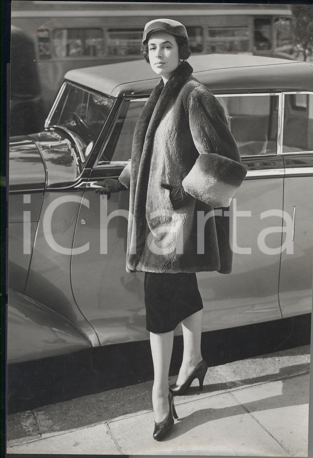 Fotografia d epoca originale 1953 LONDON 75th anniversary National Fur Company  A Phantom Beaver coat Photo 1