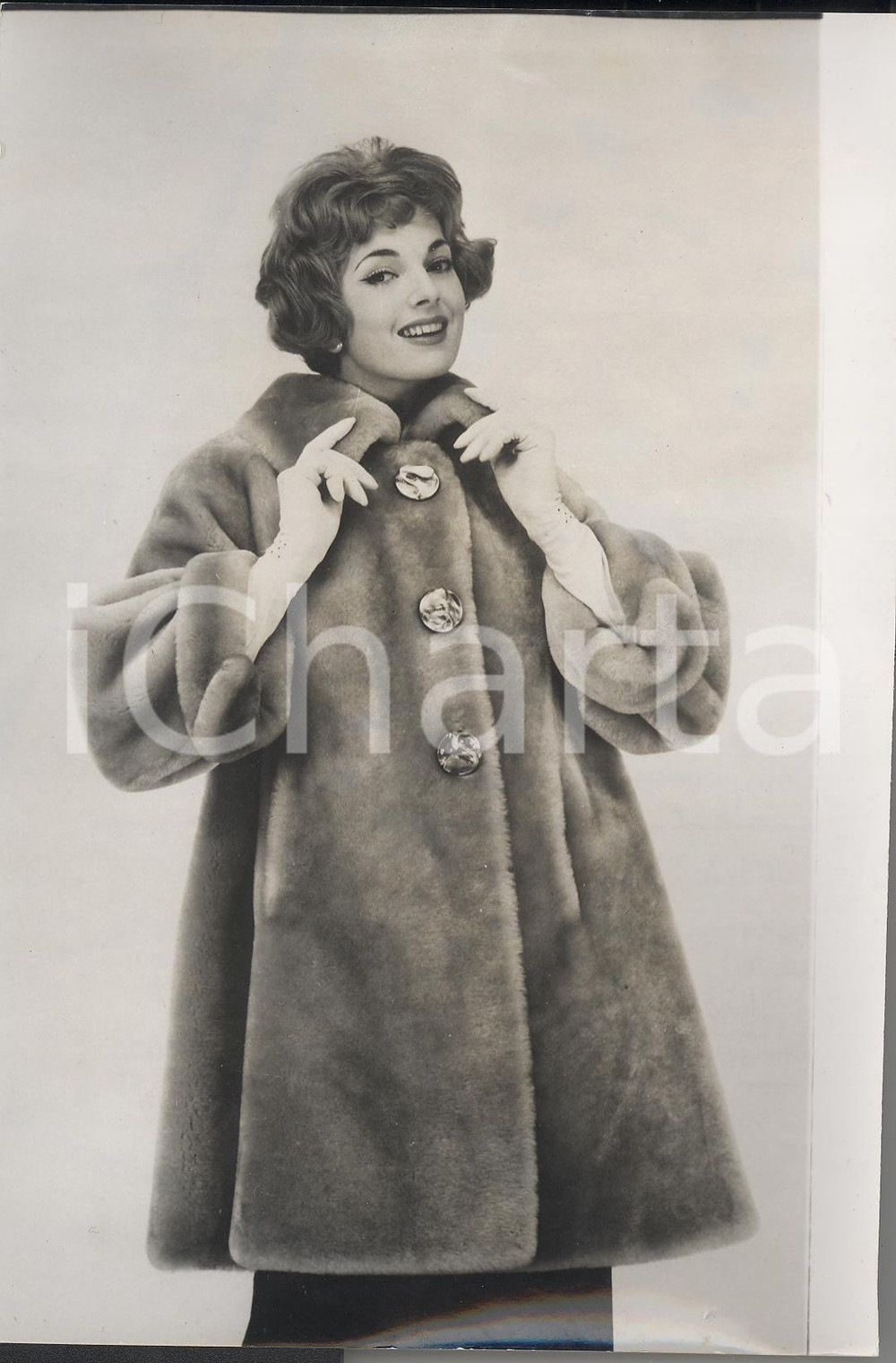 Fotografia d epoca originale 1959 LONDON Model wears Christmas Surprise Osier Tescan Lamb fur Photo Fashion 1
