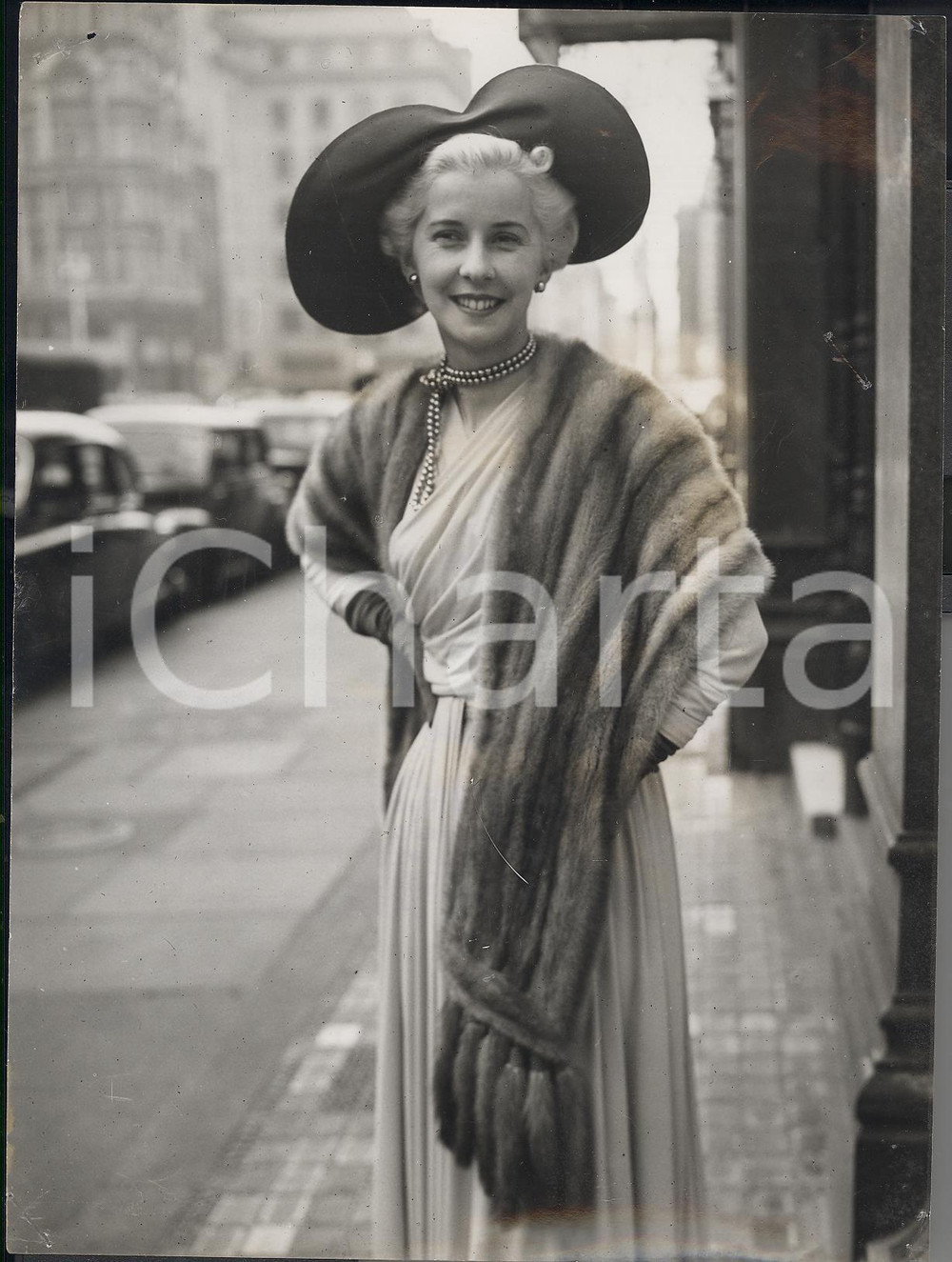 Fotografia d epoca originale 1953 LONDON Model in Paula NEWMAN mink stole and Madge CHARD hat Photo 1